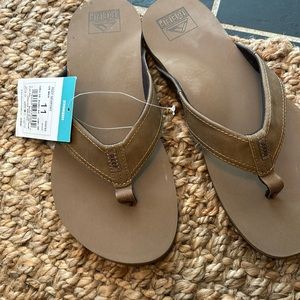 Men’s size 11 reef Newport sandal with tags